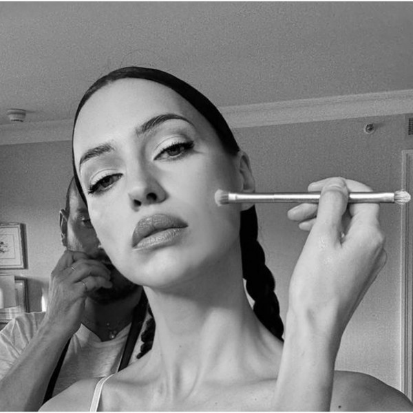 Корсет остар како шило и гаки врз панталони: Издание на Ирина Шајк со кое приреди шок на црвениот тепих ФОТО