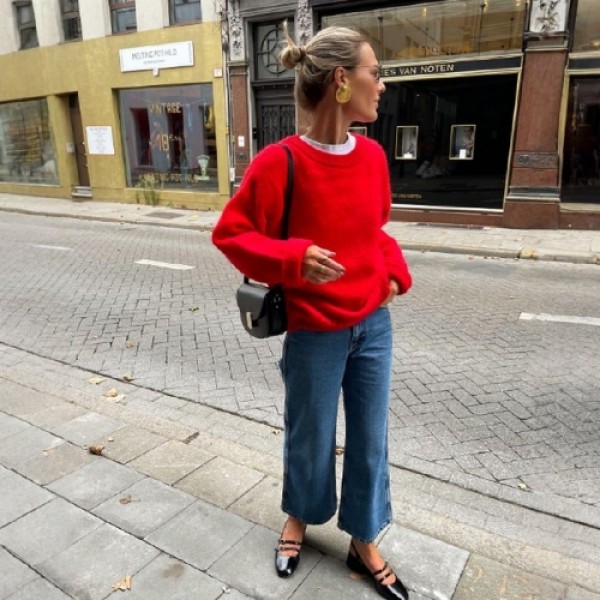 Потопол од капучино, шик како Париз – црвениот џемпер е must-have за оваа сезона