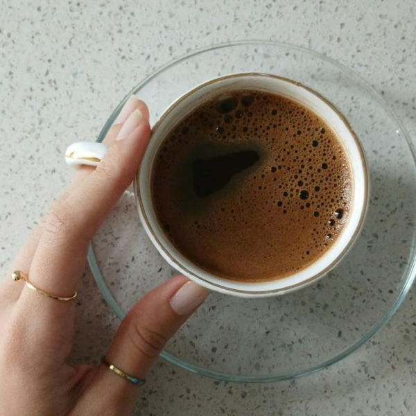 Нов утрински ритуал: Заборавете на кафето со шеќер и млеко, луѓето го пијат вака сега