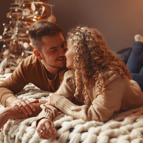 Нивната страст е огромна, но караниците ги тресат ѕидовите: Овие хороскопски парови се сметаат за најтоксични