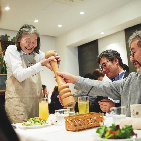 Во овој ресторан, никој не го добива она што го нарачал: Во него работат постари лица со деменција