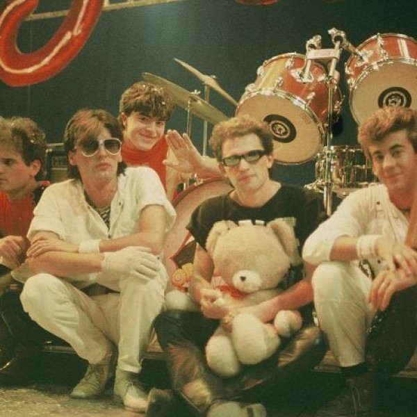 „Меморија“ го затвора кругот со досега невиден концертен времеплов во МКЦ: 24 музичари од сите постави на бендот ќе ротираат на сцената таму каде што се’ започна