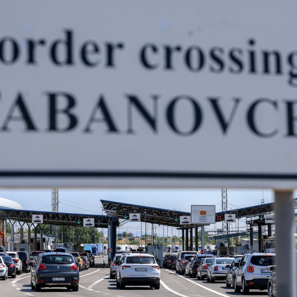 Срби масовно се доселуваат во Македонија: Политичката криза ги зголеми работните дозволи за работната миграција