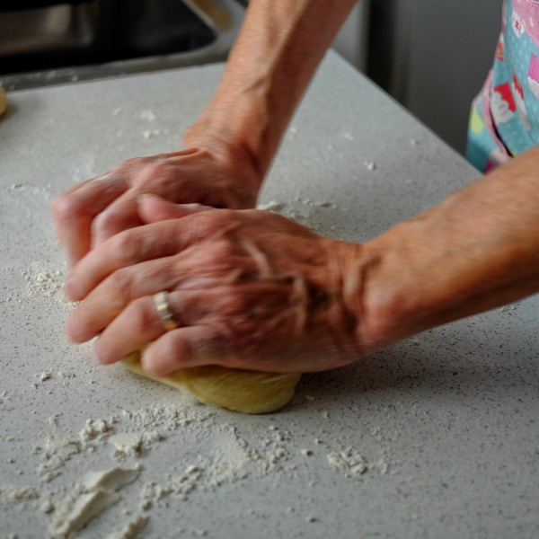 Рецепт за „лудо тесто“: Празнична погача мека како душа, ви требаат 10 минути и една тајна состојка