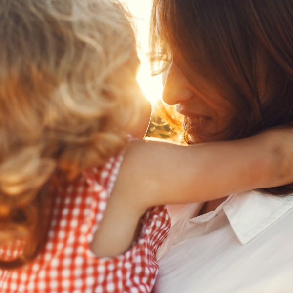 Зошто е важна мајчината прегратка дури и кога ќе пораснеме? Тоа е место каде што едно нешто никогаш не се менува