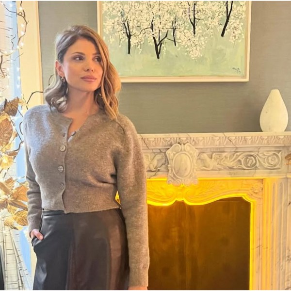 Лејла Филиповиќ носи фантастично здолниште и уште подобри чизми, ги сакаме и двете во нашиот плакар