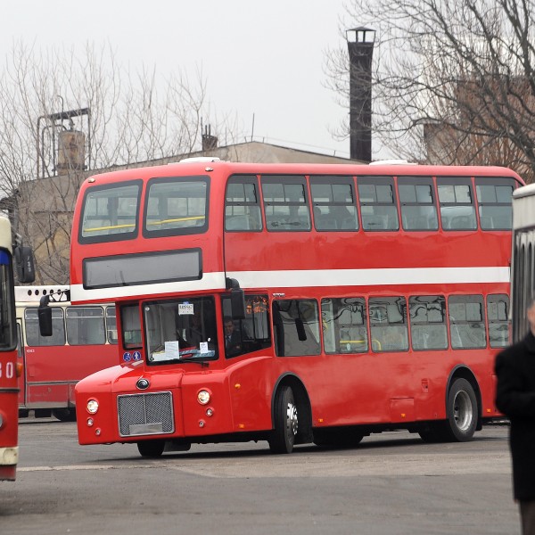 „Си слушнала ли ти за контрацепција“: Мајка на четири дечиња била нападната во автобус и тоа од друга жена