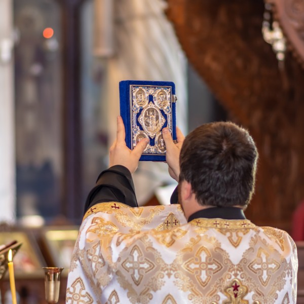 Свештеник открива што се случува доколку на исповед некој признае убиство кое не е разоткриено од полицијата