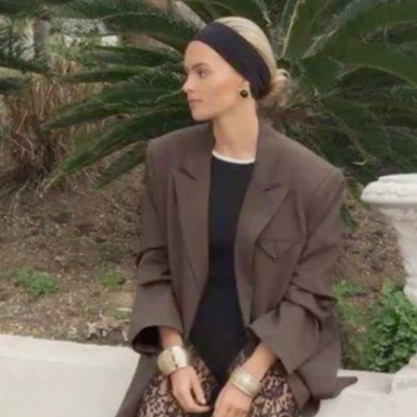 Ја стеснува половината, ја издолжува фигурата: Во ова сако секоја жена изгледа како милион долари