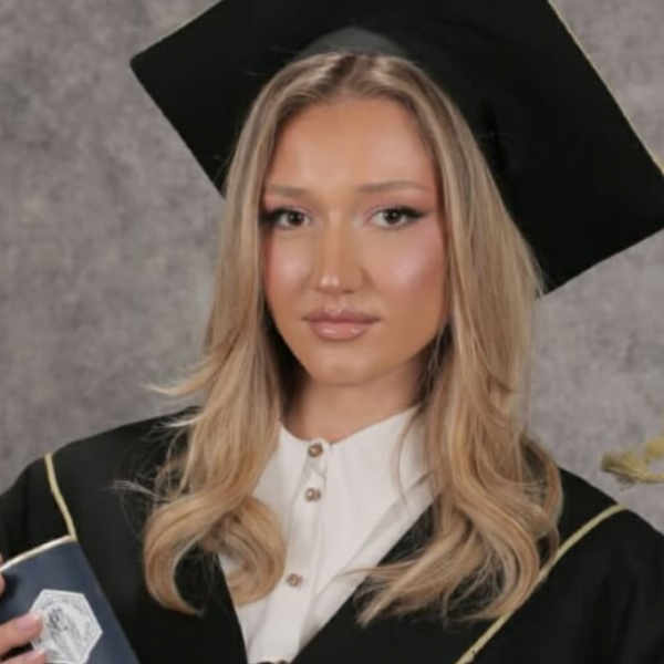 Згодната ќерка на Наташа Малинкова дипломираше и привлече внимание со изгледот