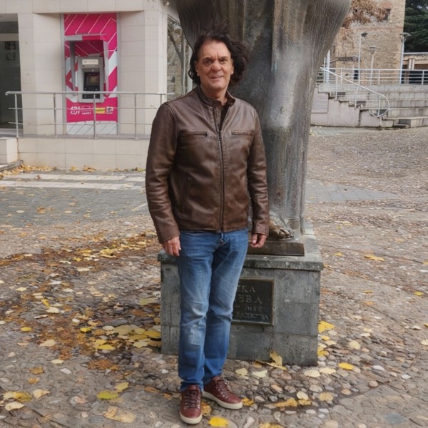 Пораката што ја остави ги направи Македонците горди домаќини: На денот на роденденот на Југославија Ален Славица го посети Скопје