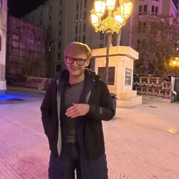 „Скопје е скриен европски бисер во кој може да се живее со малку пари, а од тука е и најдобрата личност од историјата“: Светски јутјубер за Македонија