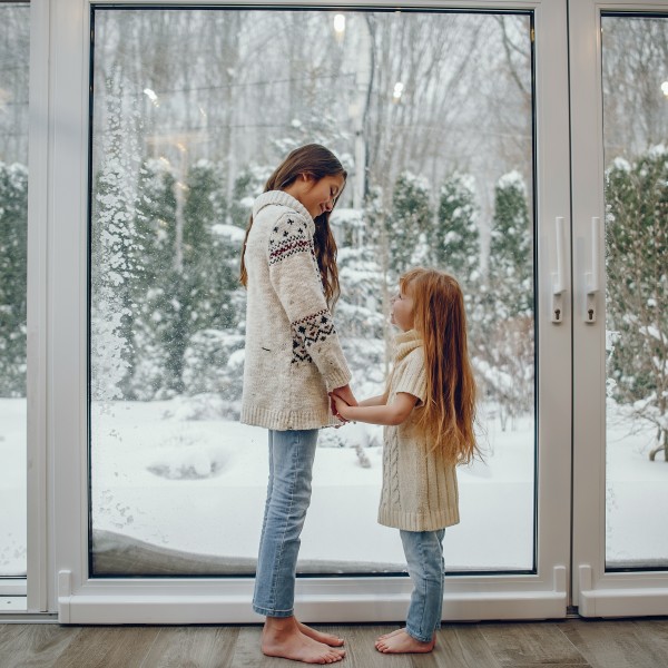 Поставете ги прозорците во зимски режим и веднаш почувствувајте ја разликата: Потопло, без кондензација и со пониски сметки!