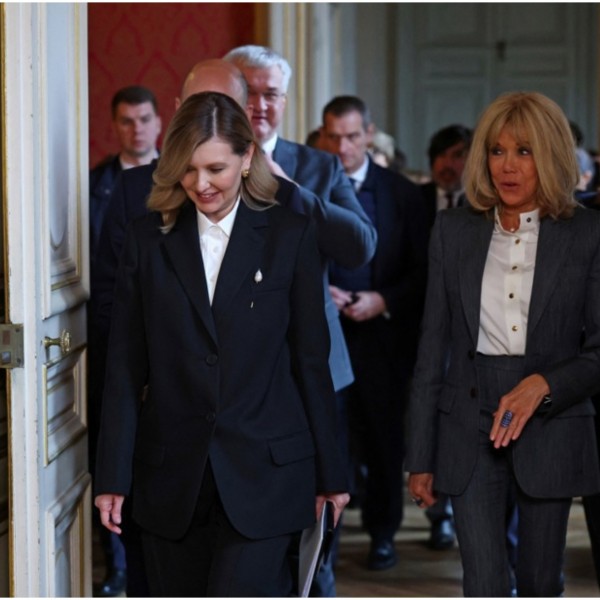 Брижит Макрон (72) во шпиц чевли ја истакна витката линија, Олена Зеленска (47) во сосема спротивен моден правец: Двете први дами со два различни костуми