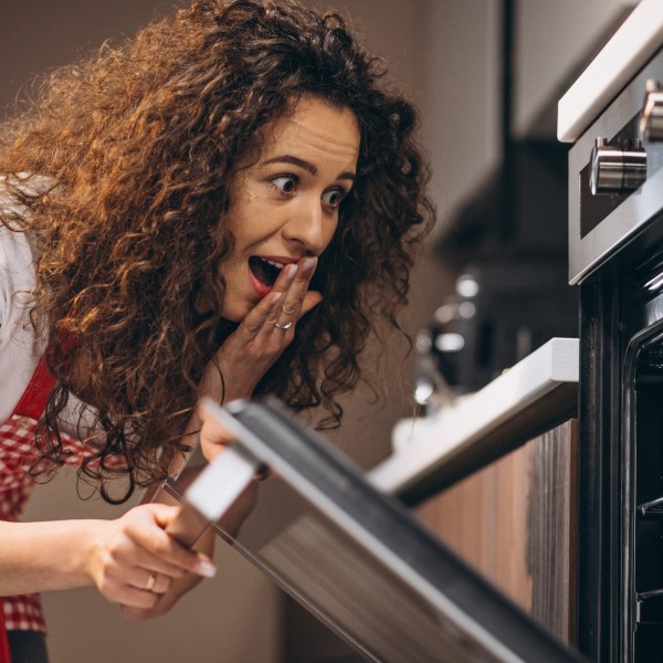 За овие скриени куки во рерната малкумина знаат: Со овој трик ќе го „светнете“ стаклото кое собира бројни бактерии