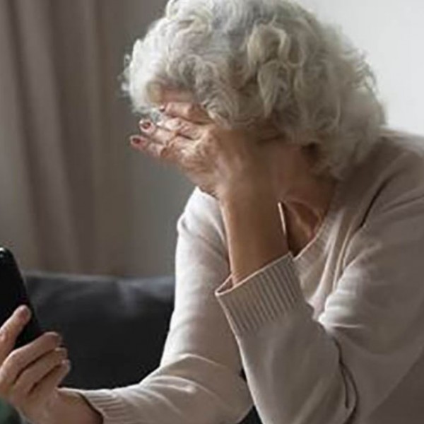 „ЌЕРКА ТИ СКРШИ ВИЛИЦА И НОГА, И ТРЕБААТ ЗЛАТНИ ШИПКИ“ - нов метод на мамење повозрасни граѓани