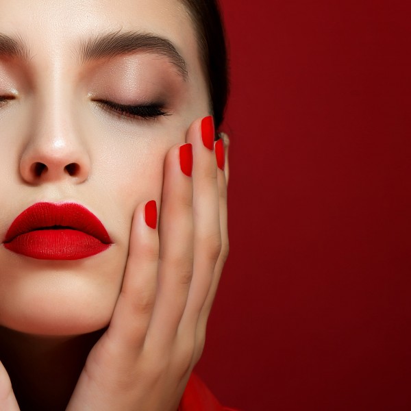 Новата година пречекај ја негувана и со убава шминка