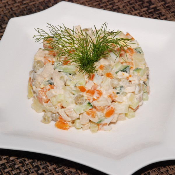 Ваква руска салата не сте пробале: Додадете ја само оваа состојка и ќе се вљубите во вкусот на првото залче