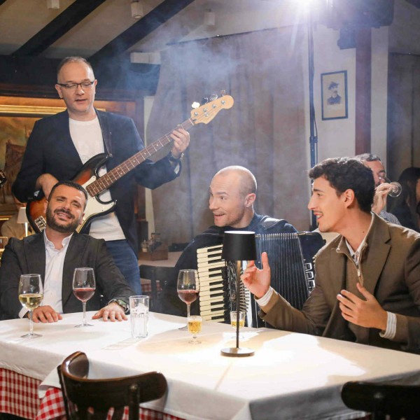 Зоран Илиев и Александар Софрониевиќ ја претставуваат песната и спотот „Не боле мене“ пред македонската и српската публика (ВИДЕО)