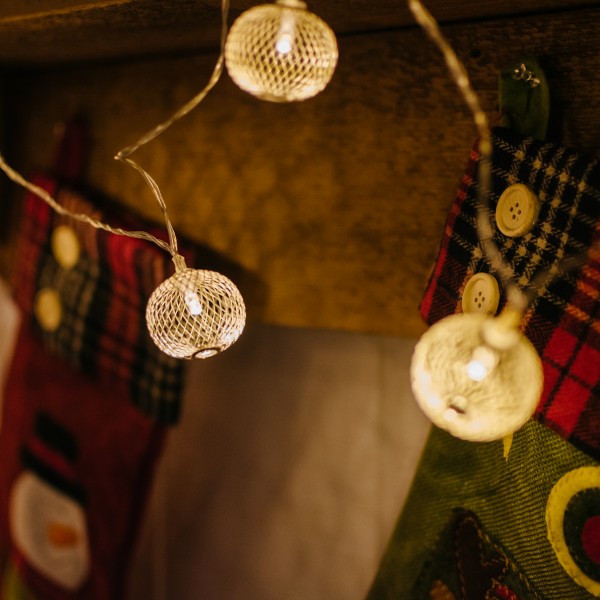 Новогодишните светилки и декорации штитат од депресија: Празничното украсување е многу важно за менталното здравје