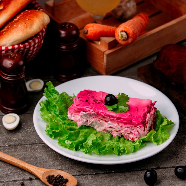 Празнична рoзева салата што ќе ја освежи и разубави секоја празнична трпеза (РЕЦЕПТ)