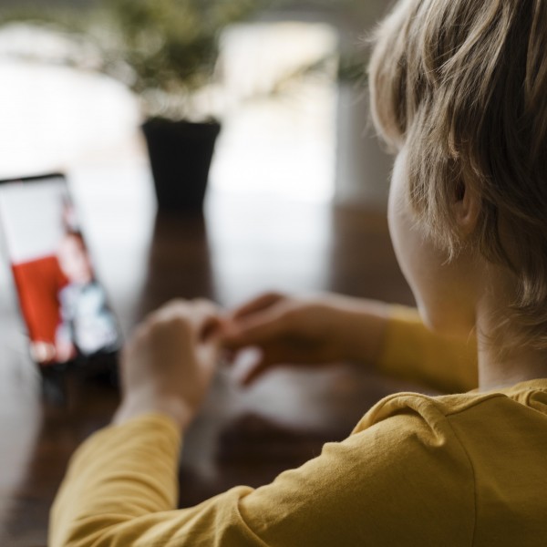 Нашиот министер за  дигитална трансформација е против забрана за социјални мрежи како во Австралија: Родителите да внимаваат повеќе на децата!