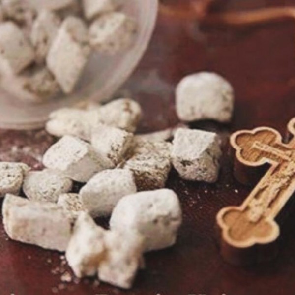 Стар духовен обичај вели дека некои нечистотии од просторот не исчезнуваат со проветрување –еден едноставен чин што денес ретко го практикуваме, а треба