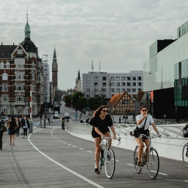 Во најсреќниот град во Европа и кралицата оди на работа со велосипед, а за преселување таму размислуваат и Македонците