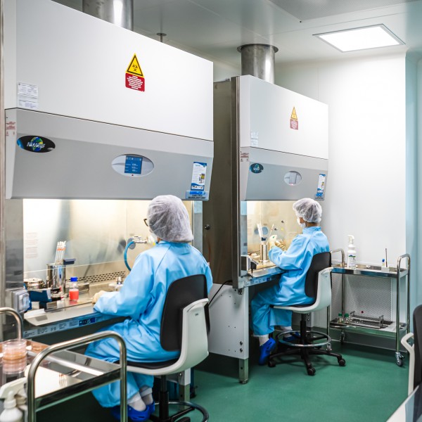 ПУШТЕНА ВО УПОТРЕБА НОВАТА МИКРОБИОЛОШКА ЛАБОРАТОРИЈА ЗА КВАЛИТЕТ НА „АЛКАЛОИД“ ПРИ ОФИЦИЈАЛНАТА ПОСЕТА НА ВЛАДИНА ДЕЛЕГАЦИЈА НА КОМПАНИЈАТА